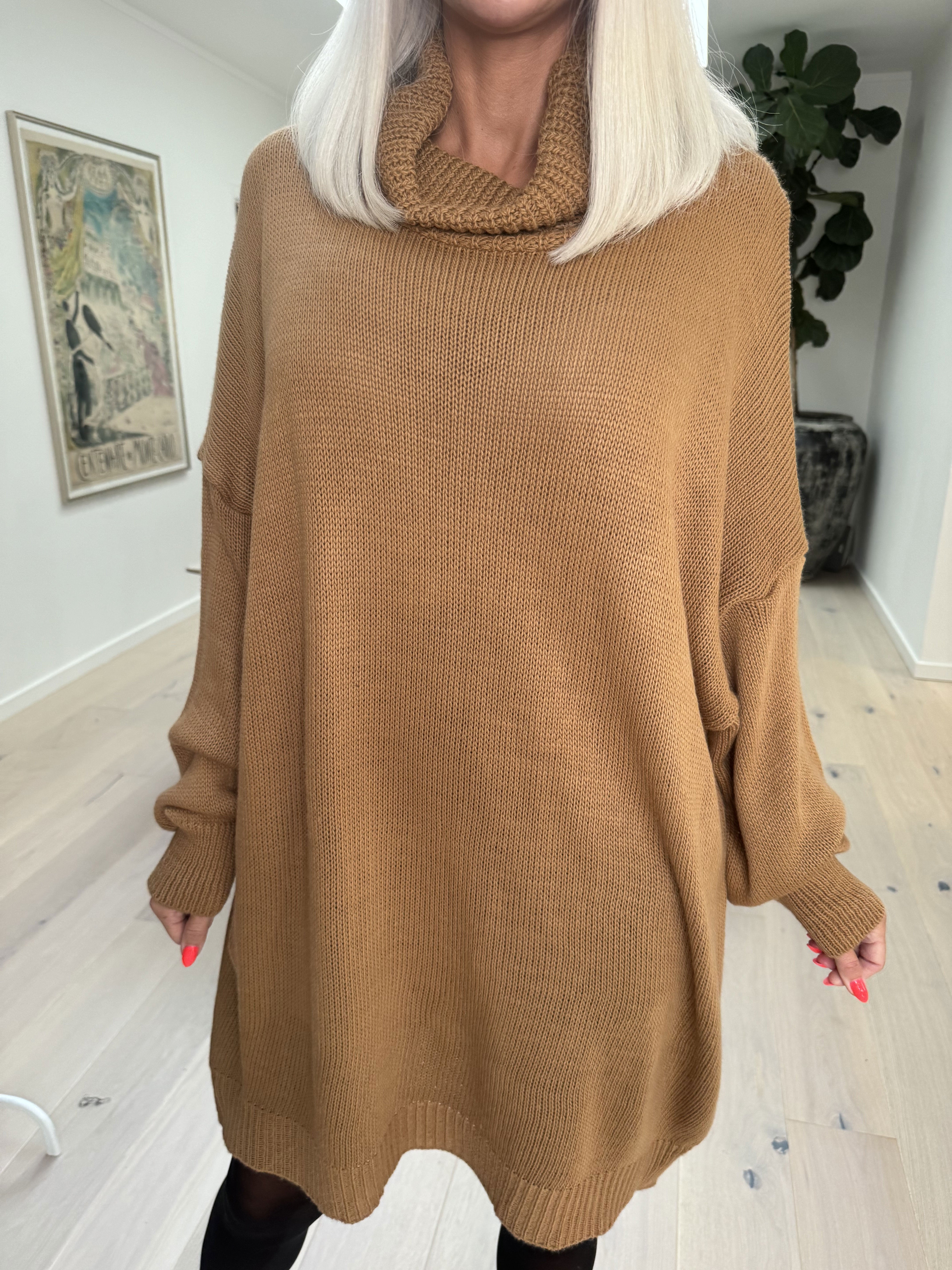 Blair - Enfärgad stickad klänning med polokrage